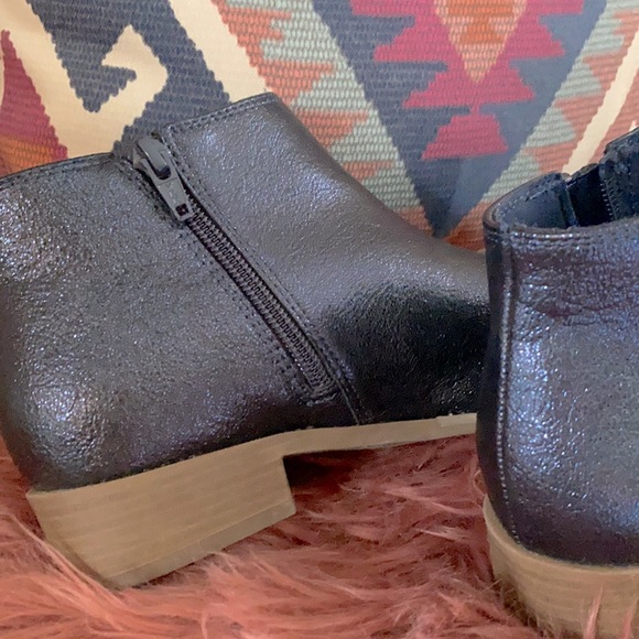 Dark navy booties with light shimmer. - Picture 3 of 3